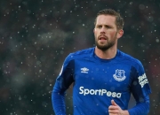 开云体育在线-赛道革命，哈斯车队横扫梅赛德斯，阿隆索关键制胜改写F1格局