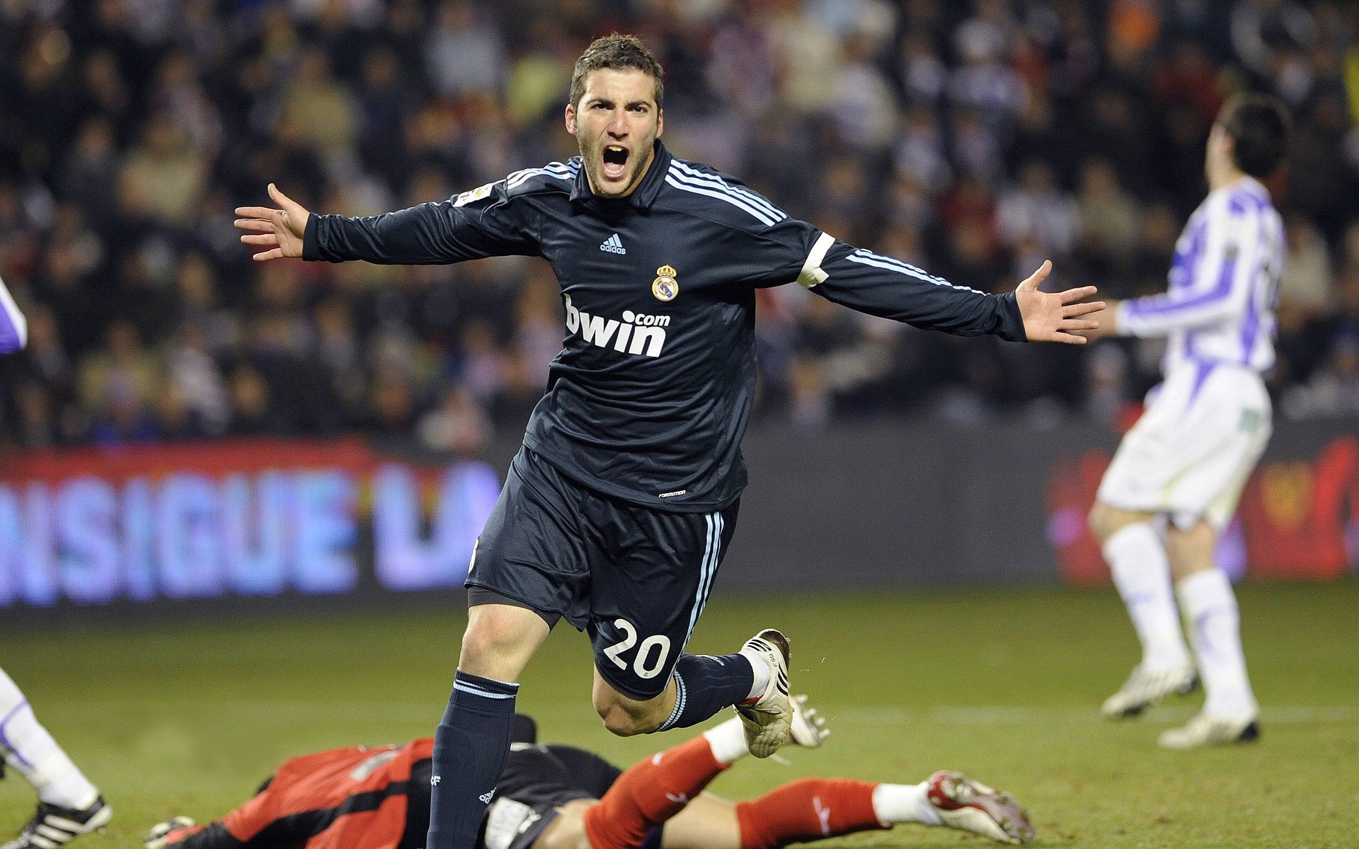 天使振翅，潘帕斯雄鹰以唯一的方式碾过欧洲红魔